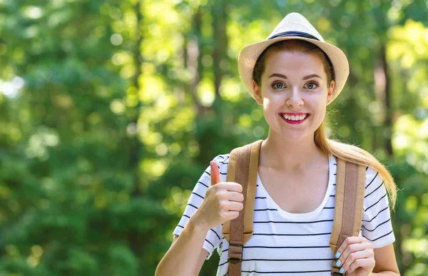 Mutlu genç kadın Hiking — Stok fotoğraf