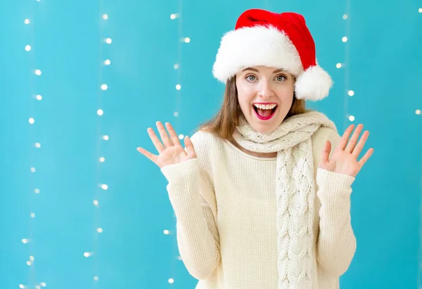 Gelukkig vrouw met een kerstman hoed — Stockfoto