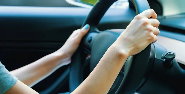 Frau im neuen Luxusauto — Stockfoto