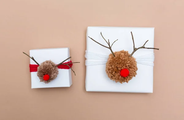 Scatole regalo di renne pompon su carta marrone — Foto Stock