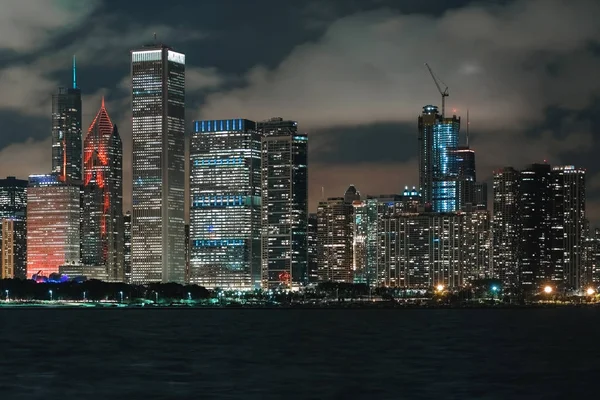 Downtown Chicago cityscape manzarası, gece — Stok fotoğraf