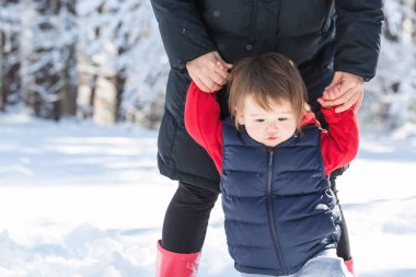 Karda oynarken yürümeye başlayan çocuk