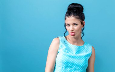 Genç kadın ile tiksinti yüz ifadesi