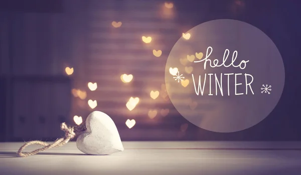 Olá mensagem de inverno com um coração branco — Fotografia de Stock