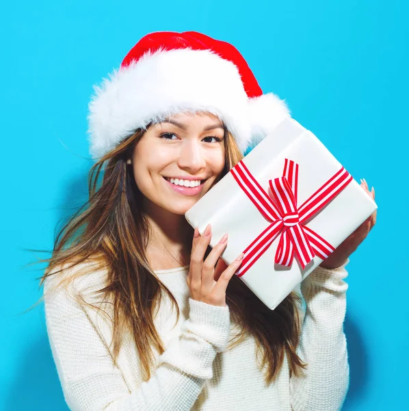 Mujer joven sosteniendo un regalo de Navidad —  Fotos de Stock