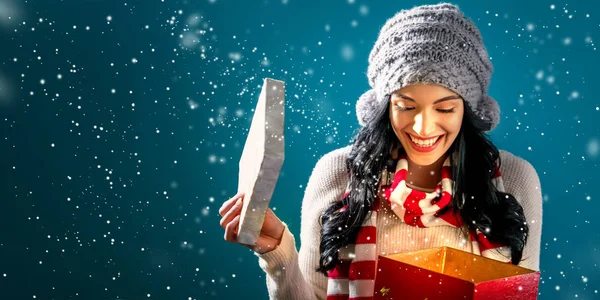 Glückliche junge Frau mit Weihnachtsgeschenkschachtel — Stockfoto