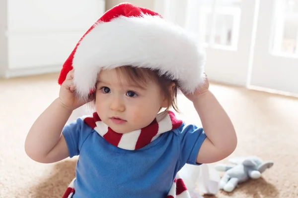 Peuter jongen huilen op Kerstmis — Stockfoto