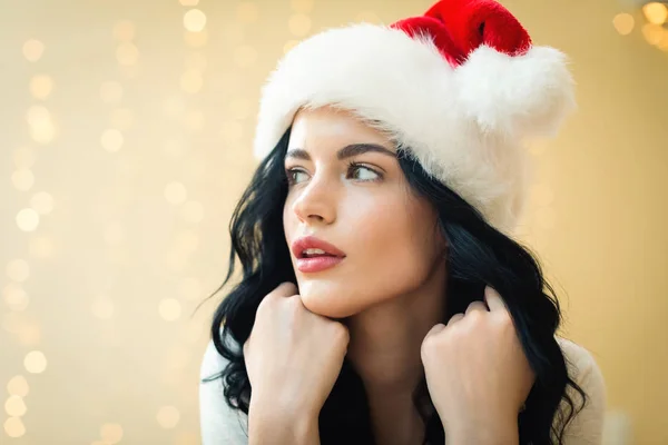 Mujer joven con un sombrero de Santa — Foto de Stock