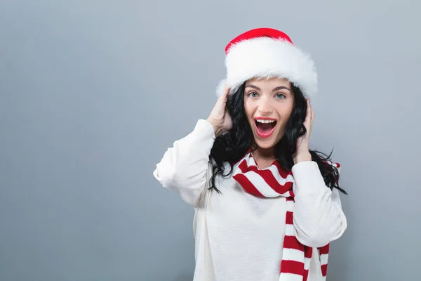 Mujer feliz con un sombrero de Santa — Foto de Stock