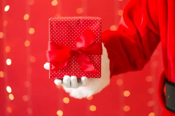Noel Baba Noel hediyesi holding — Stok fotoğraf