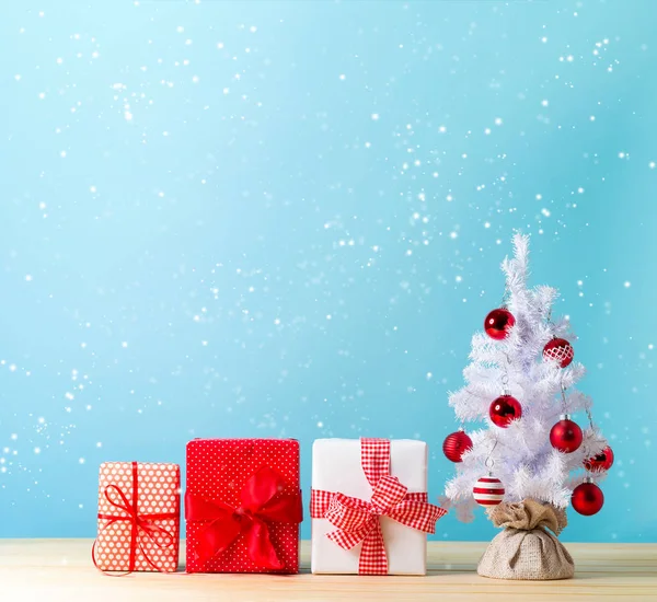 Árbol de Navidad blanco y cajas de regalo —  Fotos de Stock