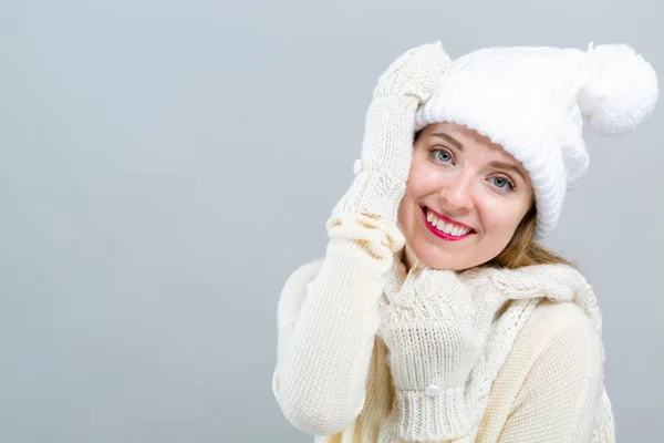 Молодая женщина в холодном зимнем наряде — стоковое фото