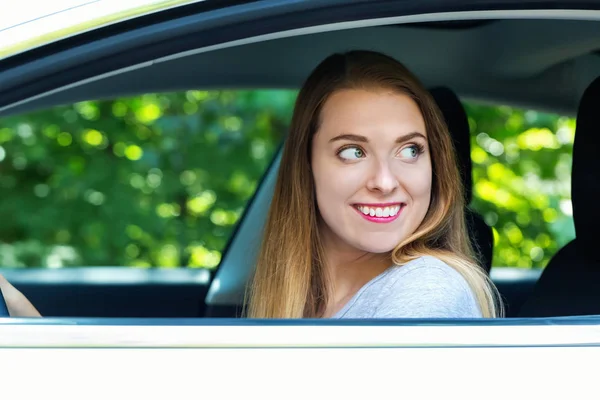 Jovem feliz em um carro novo — Fotografia de Stock