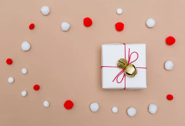Caixa de presente de Natal em papel marrom — Fotografia de Stock