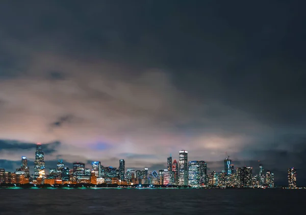 Centro de Chicago paisaje urbano horizonte por la noche —  Fotos de Stock