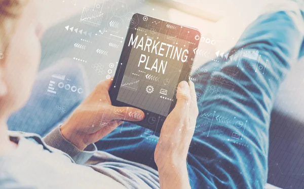 Marketingplan met man met behulp van een tablet — Stockfoto