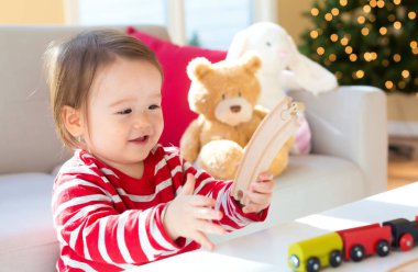 Noel'de oynarken mutlu yürümeye başlayan çocuk