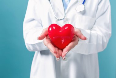 Bir stetoskop ve kalp kavramı ile tıp doktoru