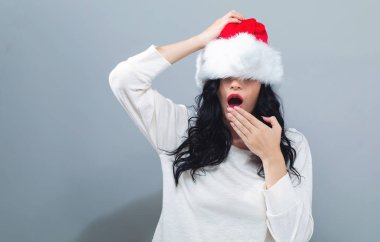 Noel Baba şapkası olan kadın gözleri çekti