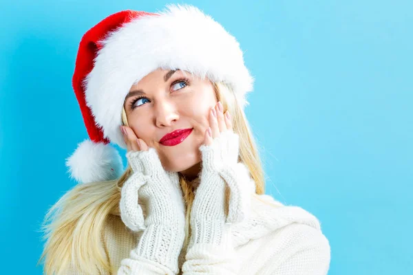 Gelukkig jonge vrouw met KERSTMUTS — Stockfoto