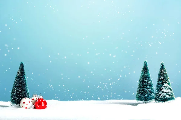 Árboles de Navidad y pequeños adornos de adornos —  Fotos de Stock