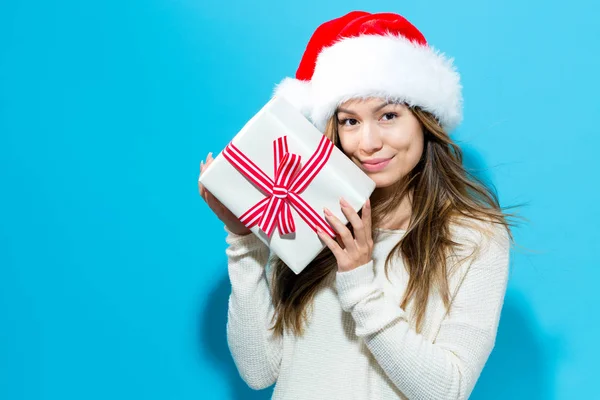 Jovem segurando um presente de Natal — Fotografia de Stock