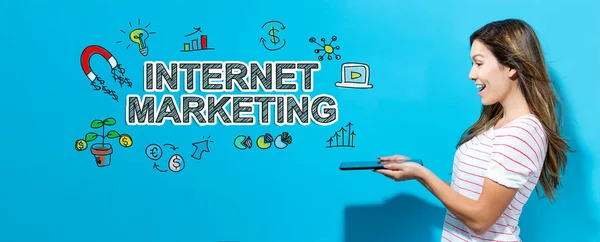 Internet marketing con la donna utilizzando un tablet — Foto Stock