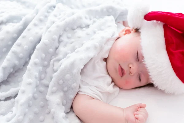 Enfant garçon dormant avec un chapeau de Père Noël — Photo