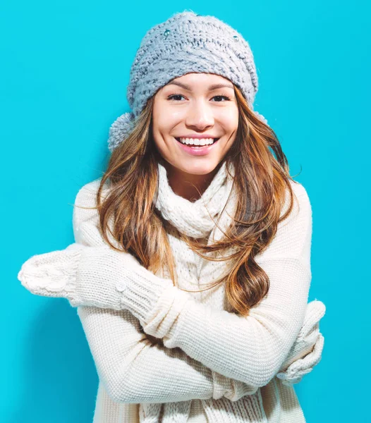 Mujer Joven Feliz Ropa Invierno Sobre Fondo Azul —  Fotos de Stock