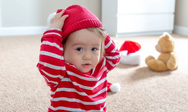Batole chlapce s zimní čepice v době Vánoc — Stock fotografie