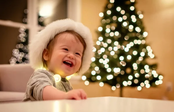 Kleinkind mit Weihnachtsmütze zur Weihnachtszeit — Stockfoto