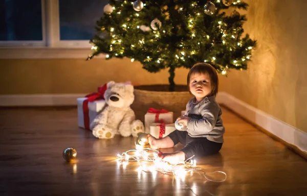 Jongen in zijn huis in kerstsfeer — Stockfoto