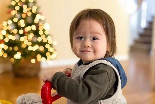 Μικρό Παιδί Αγόρι Στο Σπίτι Του Γύρω Φορά Χριστούγεννα — Φωτογραφία Αρχείου