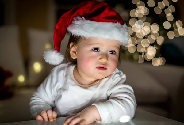 Tout-petit garçon avec un chapeau de Père Noël au moment de Noël — Photo