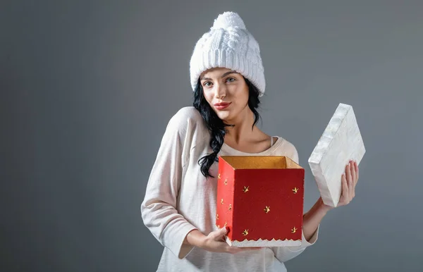 Genç kadın bir Noel hediyesi kutusunu açma — Stok fotoğraf