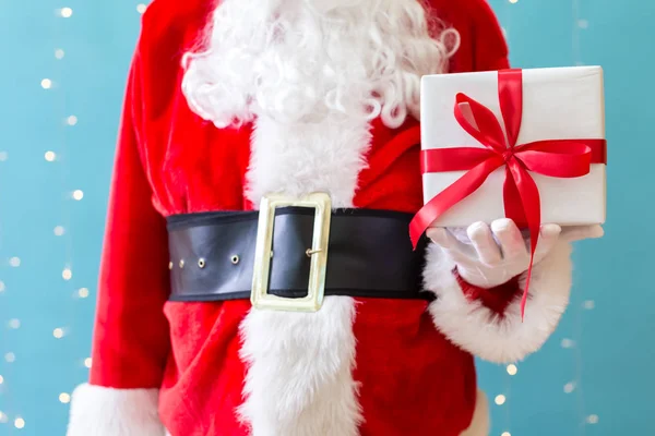 Санта держит рождественский подарок — стоковое фото