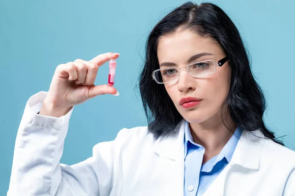 Laboratorium onderzoeker met een flesje test — Stockfoto