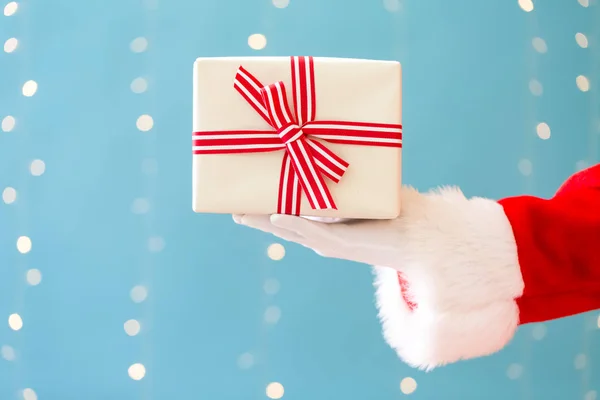 Santa segurando um presente de Natal — Fotografia de Stock