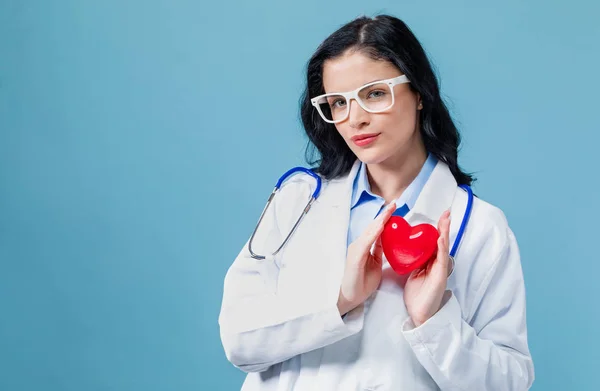 Лікар зі стетоскопом та концепцією серця — стокове фото