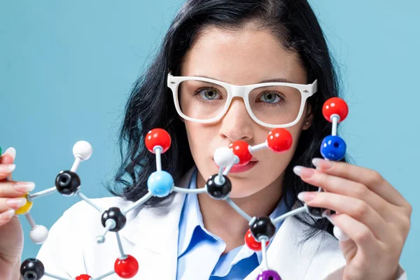 Cientista feminina com modelo de molécula — Fotografia de Stock