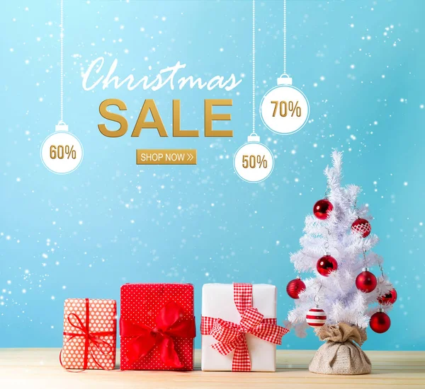 Kerstboodschap van de verkoop met een kerstboom en geschenkverpakkingen — Stockfoto