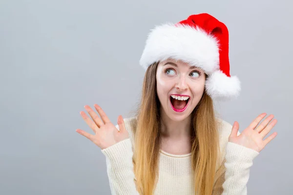 Gelukkig vrouw met een kerstman hoed — Stockfoto