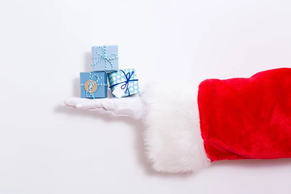 Papai Noel segurando muitas caixas de presente — Fotografia de Stock