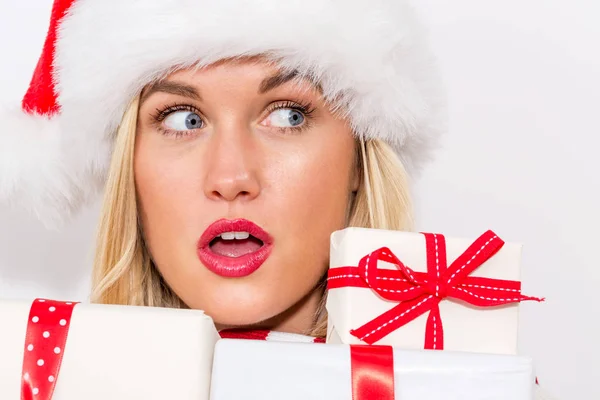 Santa şapka hediye kutuları tutarak kadınla — Stok fotoğraf