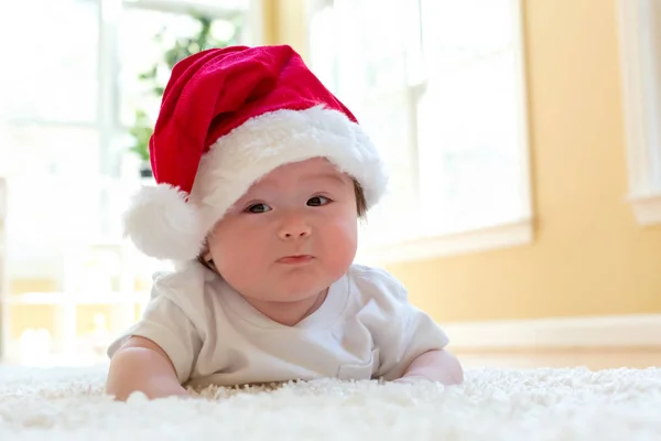 Bébé garçon avec un chapeau de Père Noël à Noël — Photo