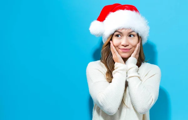 Noel Baba şapkası olan mutlu kadın — Stok fotoğraf