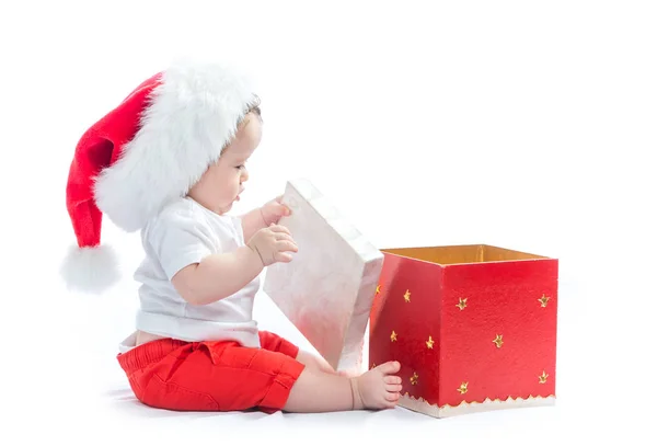 Bébé garçon avec une boîte cadeau de Noël — Photo