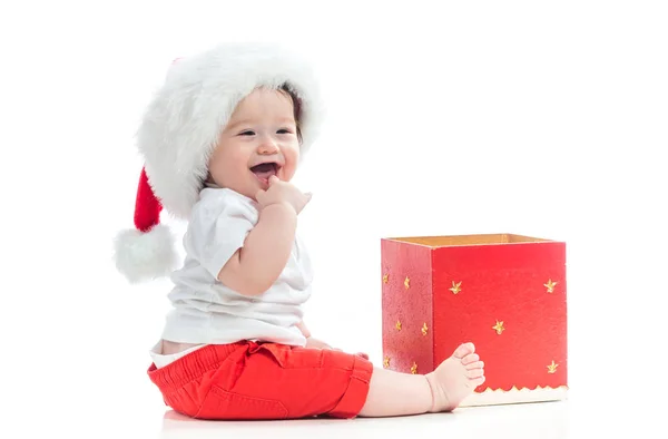 Menino com uma caixa de presente de Natal — Fotografia de Stock