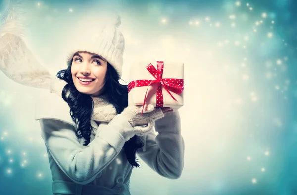 Giovane donna in possesso di un regalo di Natale — Foto Stock