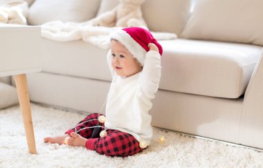 Noel zamanı, Noel Baba şapkası ile yürümeye başlayan çocuk